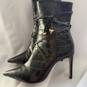 Schutz black alligator skin booties
Made in Brazil
Sz 7
Pre loved condition